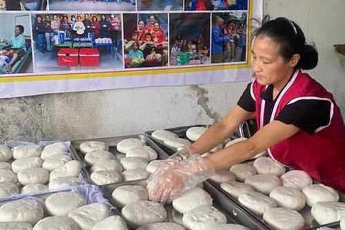 Phụ nữ Vĩnh Phúc đỏ lửa chuẩn bị đồ ăn tiếp tế cho các vùng bị cô lập