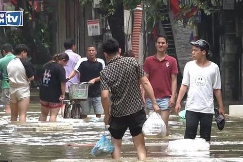 Hà Nội: Khu vực Phúc Xá vẫn ngập sâu, tăng cường hỗ trợ nhu yếu phẩm cho người dân