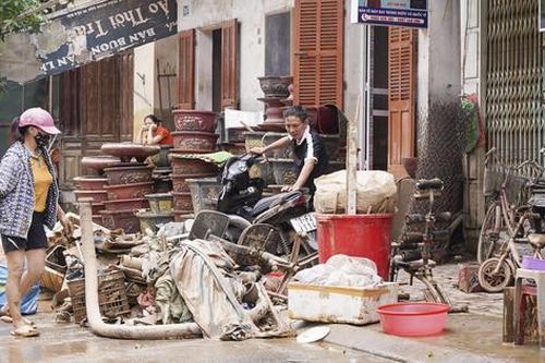 Người dân vùng ngập lụt ở TP Yên Bái tất bật dọn dẹp sau khi nước rút