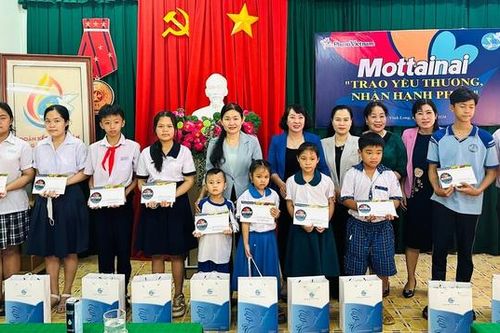 Trao 10 suất học bổng của Chương trình Mottainai cho trẻ mồ côi tại Vĩnh Long