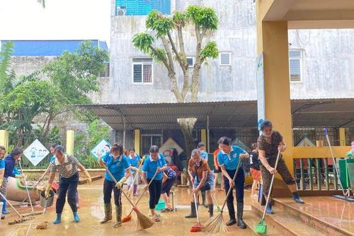 Thái Nguyên: Hội viên, phụ nữ chung tay khắc phục hậu quả ngập lụt