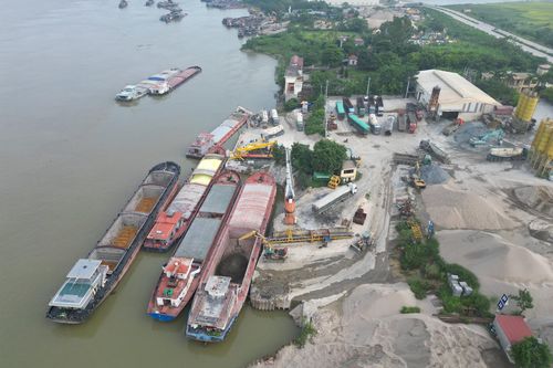 Xe quá tải 'quần phá' đê tả sông Phó Đáy, Chủ tịch huyện nói gì?