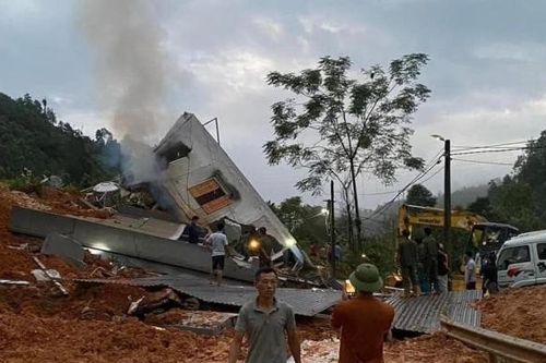 Yên Bái: 3 ngôi nhà sập trong đêm và bốc cháy, nhiều người bị vùi lấp
