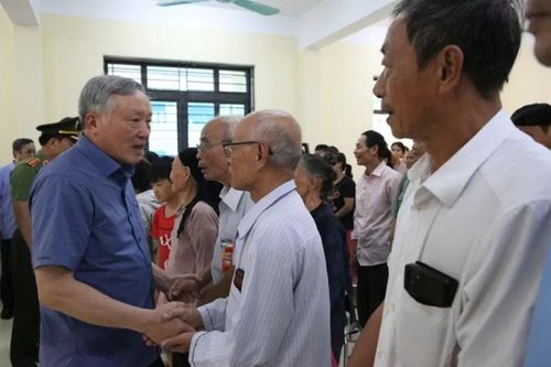 Phó Thủ tướng Nguyễn Hòa Bình thị sát công tác phòng, chống lũ lụt tại Hưng Yên