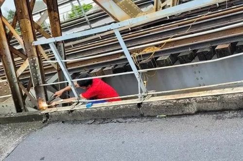 Cầu Long Biên bong mối hàn