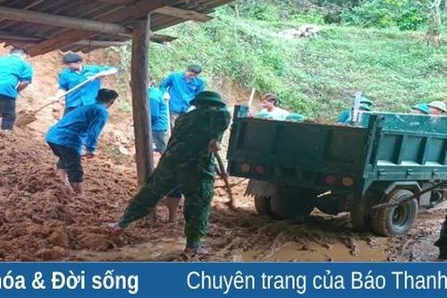 Thanh niên Mường Lát hỗ trợ người dân sau bão