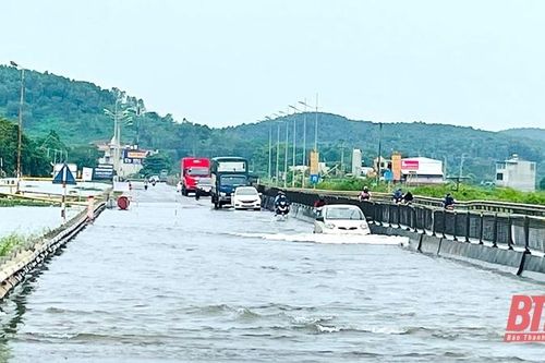 Hà Trung: Nước các sông dâng cao gây ngập tuyến Quốc lộ 1A và một số khu dân cư