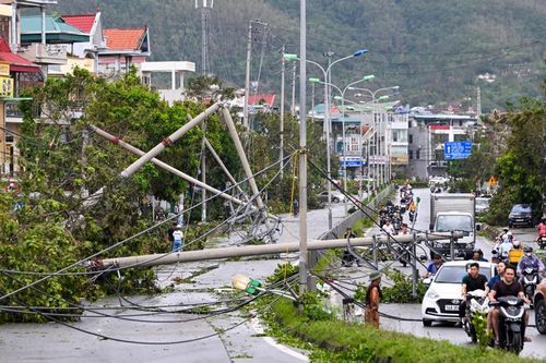 Quảng Ninh vẫn mất điện trên diện rộng, máy phát điện mini 'cháy hàng'