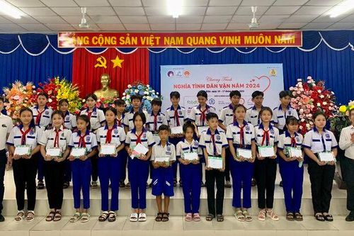 Tiếp bước học sinh đến trường