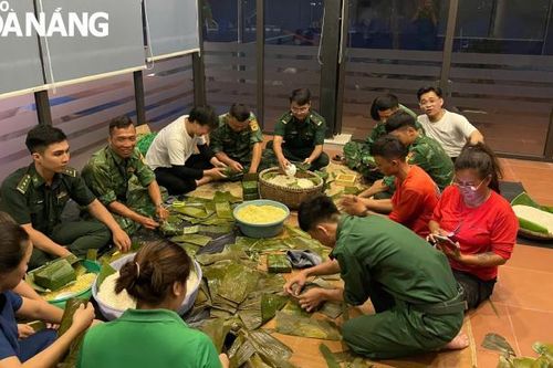 Bộ đội Biên phòng thành phố chung tay chia sẻ với nhân dân vùng bão lũ