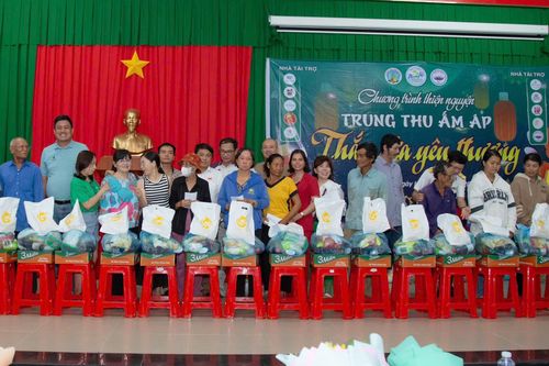 Trao 300 phần quà cho trẻ em dân tộc thiểu số, trẻ em và gia đình có hoàn cảnh khó khăn tại Long Khánh