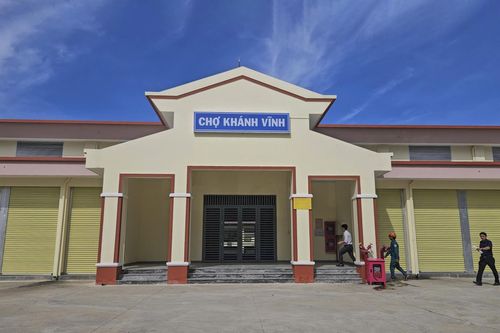 Sớm đưa chợ thị trấn Khánh Vĩnh vào hoạt động