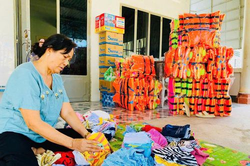 Mặt trận phường Cam Nghĩa vận động nhu yếu phẩm hỗ trợ các tỉnh phía Bắc