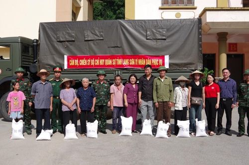 Quân khu 1 hỗ trợ gạo cho 500 hộ dân trên địa bàn tỉnh Lạng Sơn bị thiệt hại nặng do bão số 3