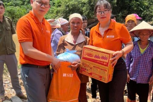 Trao tặng 32 suất quà cho các gia đình bị cô lập do bão lũ tại xã Xuân Dương, huyện Lộc Bình