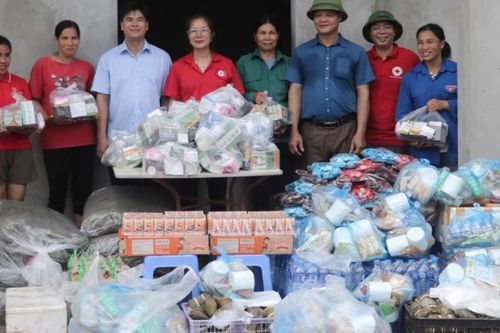 Hỗ trợ nhu yếu phẩm cho người dân vùng lũ tại huyện Đình Lập