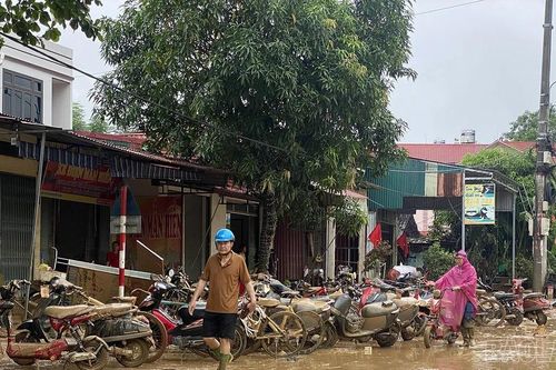 Thị trấn Phố Ràng ngổn ngang sau khi nước rút