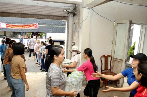 Huyện Bát Xát: Đón nhận lô hàng cứu trợ gần 100 triệu đồng