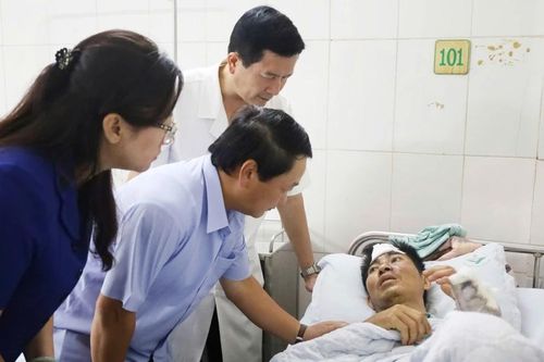 Bộ trưởng, Chủ nhiệm Ủy ban Dân tộc Hầu A Lềnh thăm, trao quà động viên nạn nhân trong các vụ sạt lở