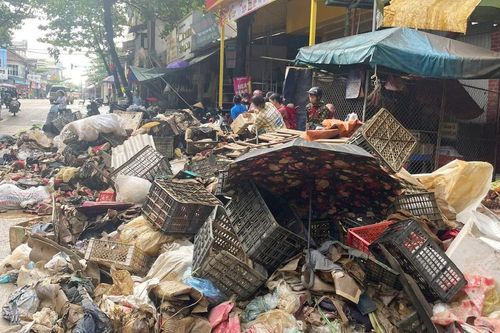 Tập trung dọn rác khu vực thị trấn Phố Ràng