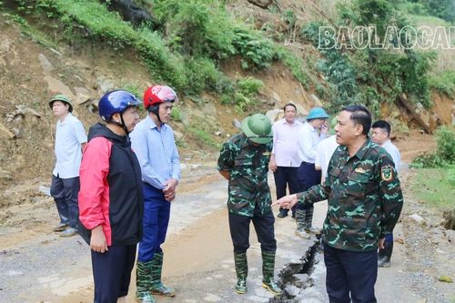 Phó Bí thư Tỉnh ủy Hoàng Giang kiểm tra các khu vực nguy cơ sạt lở tại xã Cán Cấu