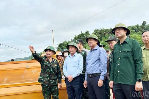 Đồng chí Trần Cẩm Tú thăm, động viên người dân và các lực lượng khắc phục hậu quả sạt lở đất tại thôn Làng Nủ