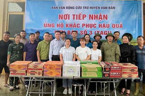 Các đơn vị, doanh nghiệp, tổ chức trao hỗ trợ cho người dân vùng lũ