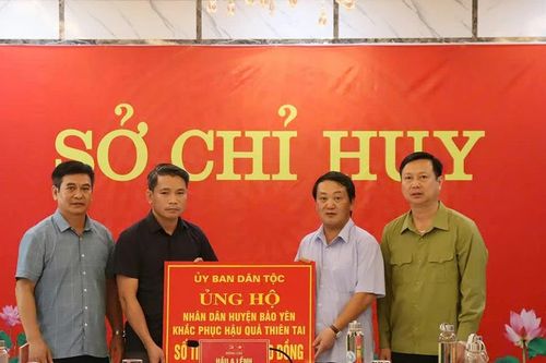 Bộ trưởng, Chủ nhiệm Ủy ban Dân tộc Hầu A Lềnh động viên, chia sẻ với người dân Bảo Yên