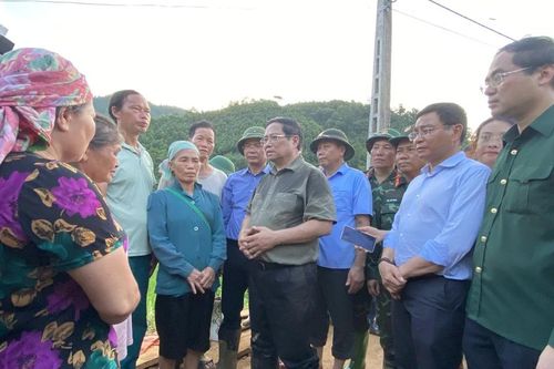 Thủ tướng Chính phủ Phạm Minh Chính thăm vùng lũ Làng Nủ