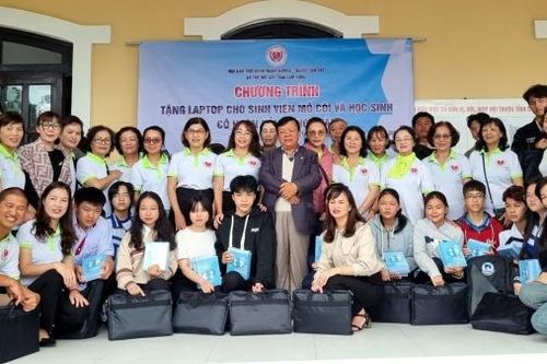 Trao học bổng cho học sinh, sinh viên hoàn cảnh khó khăn và phát động đóng góp cứu trợ đồng bào vùng lũ phía Bắc