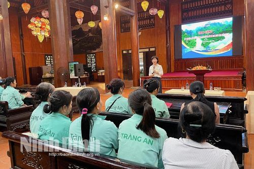 Bồi dưỡng kiến thức, kỹ năng giao tiếp, ứng xử văn minh du lịch cho người lái đò