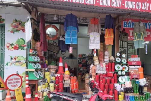 Áo phao cứu hộ 'cháy hàng'