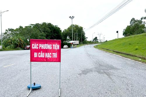 Tạm dừng tất cả các phương tiện giao thông qua cầu Việt Trì (cũ), phân luồng lưu thông cầu Hạc Trì