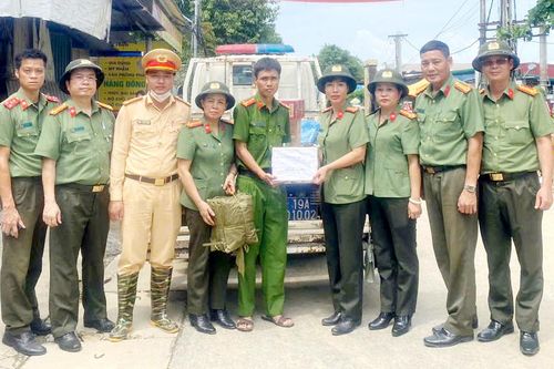 Trao quà hỗ trợ cho người dân tại Hạ Hòa, Lâm Thao