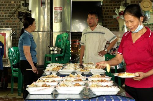 Ấm áp suất cơm 0 đồng nơi rốn lũ