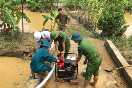 Tập trung vệ sinh môi trường sau lũ