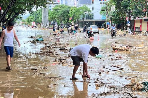 Đường phố Tuyên Quang sau khi lũ rút