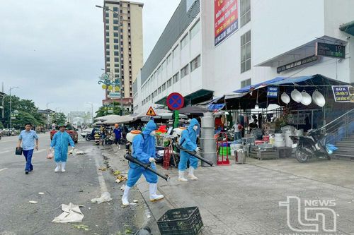 Đồng loạt ra quân phun hóa chất khử khuẩn môi trường