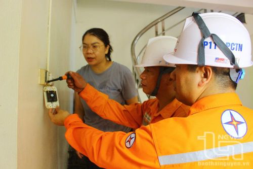 Điện lực TP. Thái Nguyên nỗ lực cấp điện trở lại cho trên 2.000 hộ trong ngày 12-9