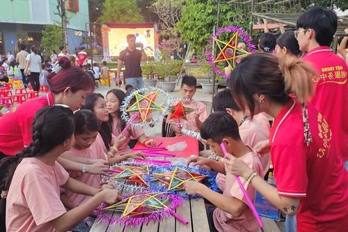 Trao 'Trung thu yêu thương' cho trẻ em có hoàn cảnh khó khăn