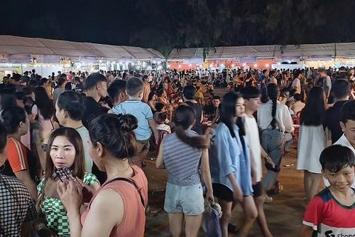 Bình Thuận: 3.000 lượt người tham quan và mua sắm tại Phiên chợ hàng Việt về hải đảo huyện Phú Quý