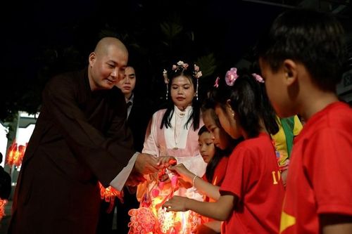 Các đơn vị, tự viện trao quà, học bổng và tổ chức vui Tết Trung thu cho thiếu nhi, học sinh