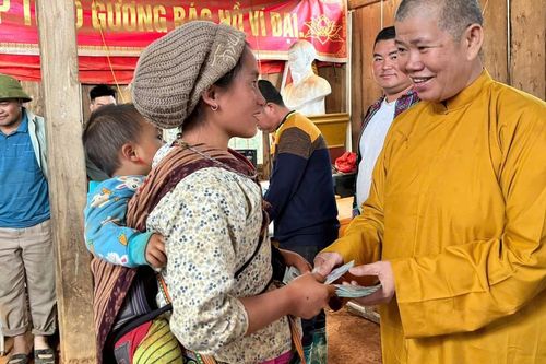 Tịnh xá Ngọc Đức (BR-VT) chia sẻ với học sinh, đồng bào khó khăn sau bão số 3 ở Sơn La