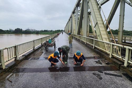 Thanh Hóa: Đã xử lý sự cố khe co giãn đường bộ cầu Hàm Rồng bị bong bật bản cao su