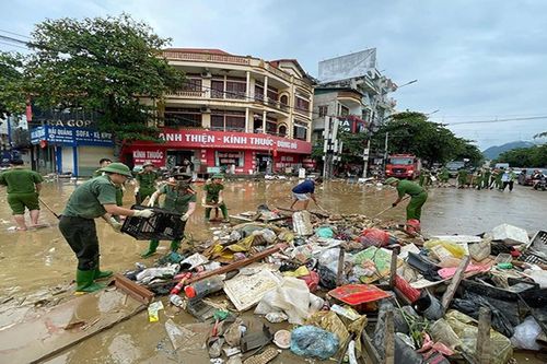 Tuyên Quang: Lực lượng Công an tham gia hỗ trợ người dân dọn dẹp sau lũ