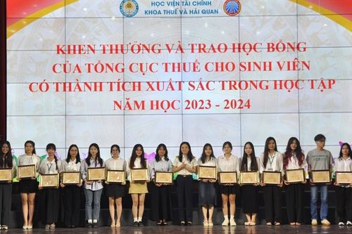 683 sinh viên khoa Thuế và Hải quan xếp loại học tập giỏi và xuất sắc