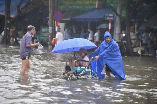 Hà Nội: Bệnh nhân viện K khổ sở lội nước, đội mưa đi xạ trị