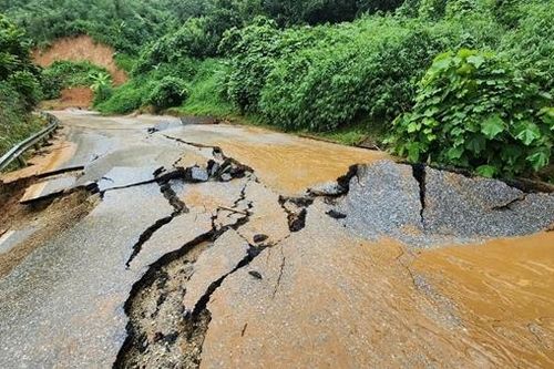Dồn lực để sớm khơi thông những điểm ùn tắc, sạt lở dọc trên các quốc lộ