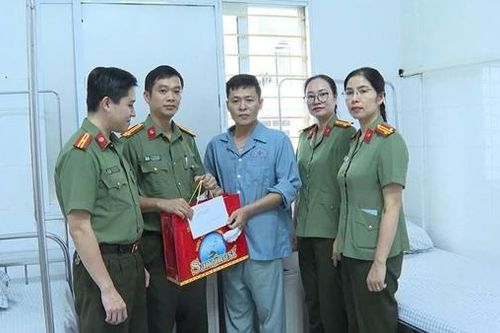 Thăm hỏi, động viên 2 CBCS bị thương khi cứu nạn cứu hộ ở Phú Thọ