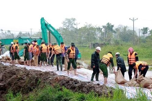 Công an thị xã Đông Triều xuyên đêm đắp đê, ngăn lũ